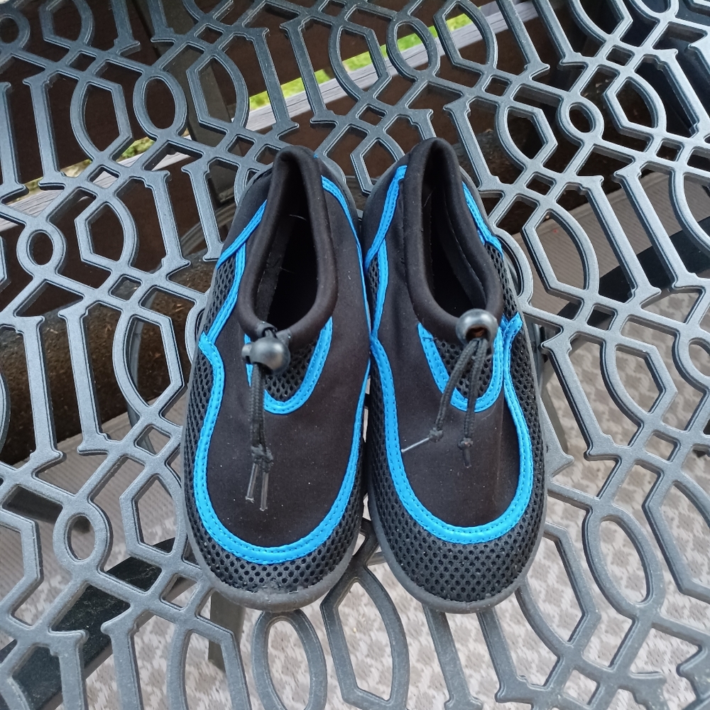 Boy's Tek Gear Water Shoes - black (Size 1/2Y)